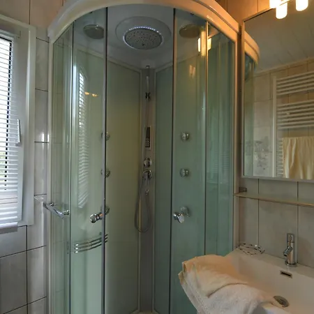Elegant In With Private Garden , Cleaning Included シャレー マルメディ